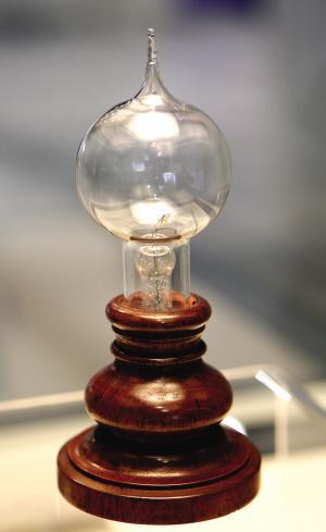 爱迪生发明电灯泡用了多少种材料