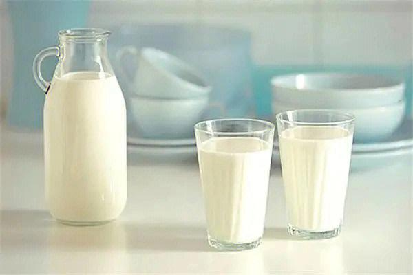 过期牛奶能喝吗的相关图片