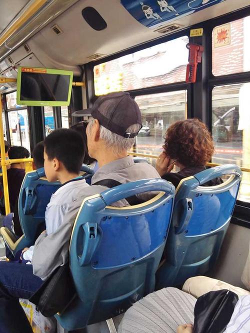 公交车让座的相关图片